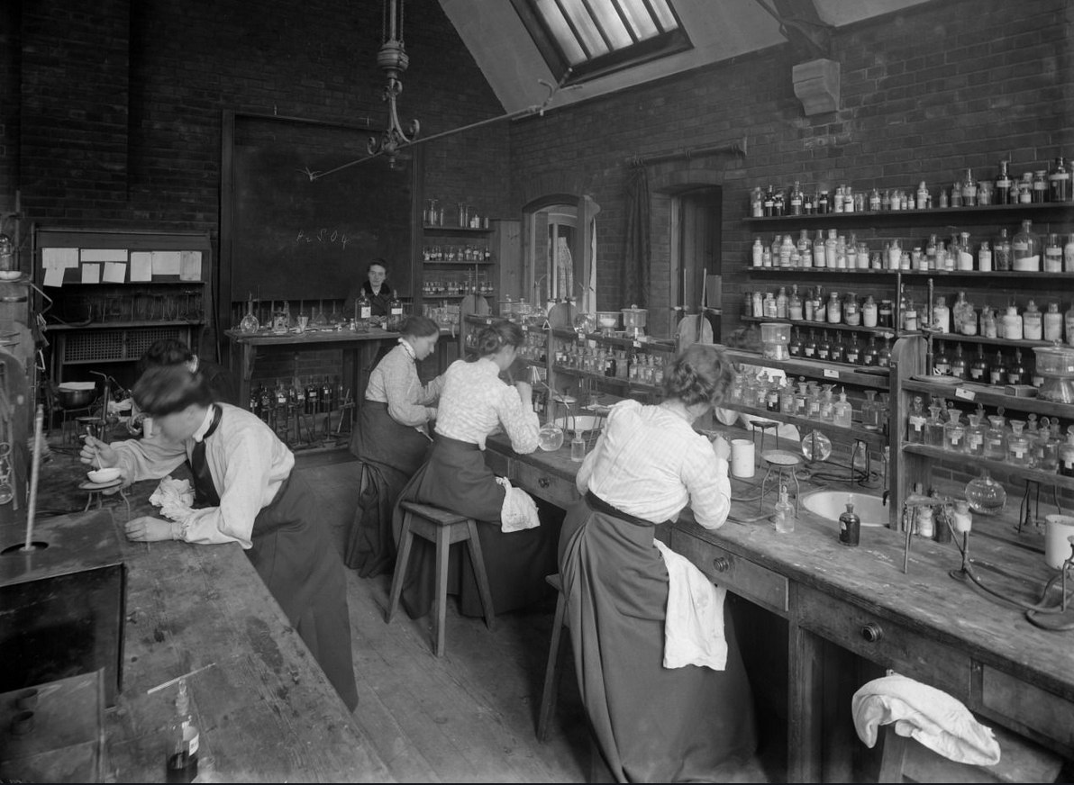 Picture of students working in a science lab at the beginning of the 20th century